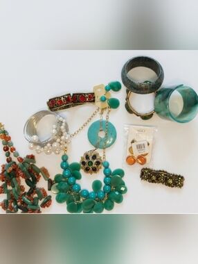 Lot of 10 pieces of costume jewelry.